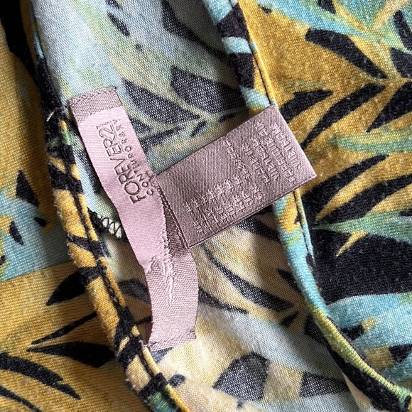 Patterned three quarter length sleeve dress with leaves - Picture 3 of 3